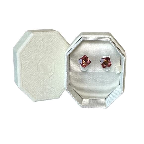 Swarovski Ortyx stud earrings Pyramid cut, Pink, Gold-tone plated - Picture 6 of 7